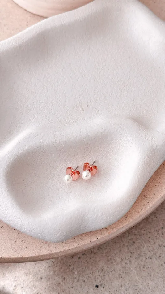 Billy J Earrings Women Small Glass Pearl Stud Earrings 8211 CreamRose