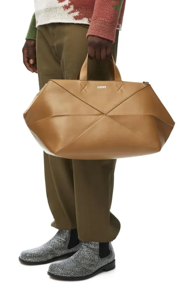 Loewe Puzzle Fold Duffle In Shiny Calfskin Oak Men Travel Bags