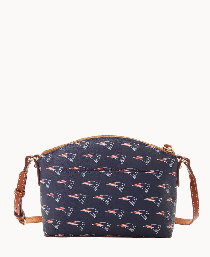 WomenMen Crossbodies Dooney and Bourke NFL Patriots Suki Crossbody Med Wristlet Patriots WomenMen Crossbodies Dooney and Bourke NFL Patriots Suki Crossbody Med Wristlet Patriots